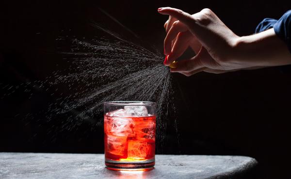 Đúng một trăm năm trước, ly Negroni đầu tiên đã được ra đời trong một quán bar ở Ý Đúng một trăm năm trước, ly Negroni đầu tiên đã được ra đời trong một quán bar ở Ý