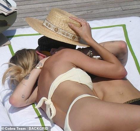 Ly hôn chưa lâu, Miley Cyrus đã dọn về 'góp lửa thổi cơm chung' với bạn gái Kaitlynn Carter Ly hôn chưa lâu, Miley Cyrus đã dọn về 'góp lửa thổi cơm chung' với bạn gái Kaitlynn Carter