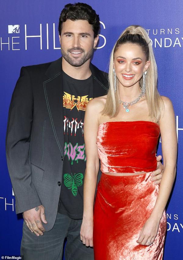 Ly hôn chưa lâu, Miley Cyrus đã dọn về 'góp lửa thổi cơm chung' với bạn gái Kaitlynn Carter Ly hôn chưa lâu, Miley Cyrus đã dọn về 'góp lửa thổi cơm chung' với bạn gái Kaitlynn Carter