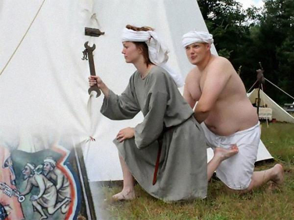 Nhóm sinh viên Séc rảnh rỗi 'cosplay' những cảnh kỳ quặc trong sách thời Trung cổ Nhóm sinh viên Séc rảnh rỗi 'cosplay' những cảnh kỳ quặc trong sách thời Trung cổ