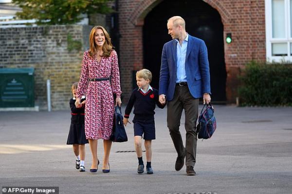 Công chúa nhỏ Charlotte xứ Cambridge ngày càng toả sáng trước ống kính truyền thông Công chúa nhỏ Charlotte xứ Cambridge ngày càng toả sáng trước ống kính truyền thông