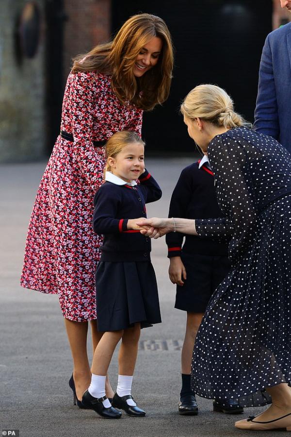 Công chúa nhỏ Charlotte xứ Cambridge ngày càng toả sáng trước ống kính truyền thông Công chúa nhỏ Charlotte xứ Cambridge ngày càng toả sáng trước ống kính truyền thông
