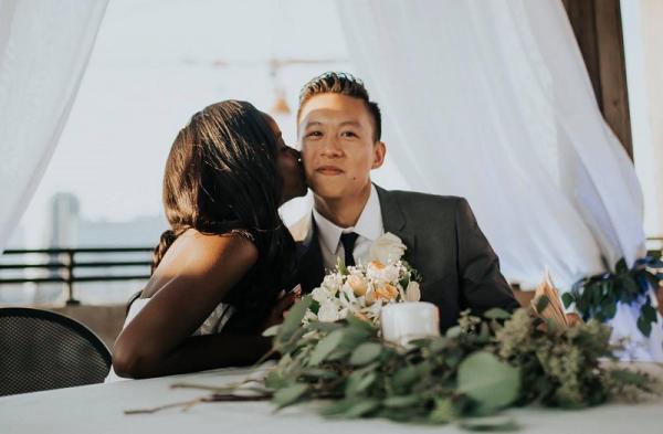 Chú rể châu Á tiết lộ bí quyết để bố mẹ anh chấp nhận một cô con dâu đến từ châu Phi Chú rể châu Á tiết lộ bí quyết để bố mẹ anh chấp nhận một cô con dâu đến từ châu Phi