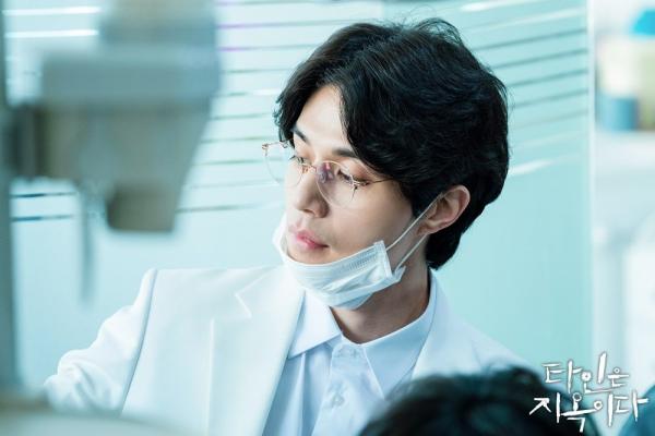 Netizen Hàn 'nổi da gà' khi Lee Dong Wook hóa thân thành sát nhân thích sưu tập răng người Netizen Hàn 'nổi da gà' khi Lee Dong Wook hóa thân thành sát nhân thích sưu tập răng người
