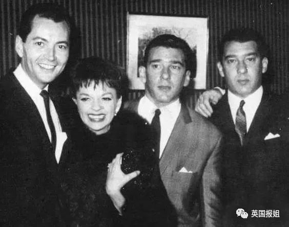 Kray Twins: Cặp song sinh từng thống trị thế giới ngầm Luân Đôn, là nguyên mẫu cho phim 'Legend' Kray Twins: Cặp song sinh từng thống trị thế giới ngầm Luân Đôn, là nguyên mẫu cho phim 'Legend'