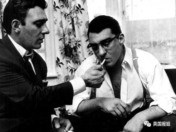 Kray Twins: Cặp song sinh từng thống trị thế giới ngầm Luân Đôn, là nguyên mẫu cho phim 'Legend' Kray Twins: Cặp song sinh từng thống trị thế giới ngầm Luân Đôn, là nguyên mẫu cho phim 'Legend'