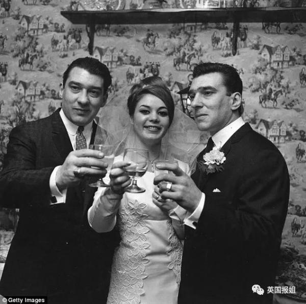Kray Twins: Cặp song sinh từng thống trị thế giới ngầm Luân Đôn, là nguyên mẫu cho phim 'Legend' Kray Twins: Cặp song sinh từng thống trị thế giới ngầm Luân Đôn, là nguyên mẫu cho phim 'Legend'