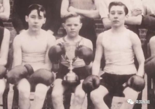 Kray Twins: Cặp song sinh từng thống trị thế giới ngầm Luân Đôn, là nguyên mẫu cho phim 'Legend' Kray Twins: Cặp song sinh từng thống trị thế giới ngầm Luân Đôn, là nguyên mẫu cho phim 'Legend'