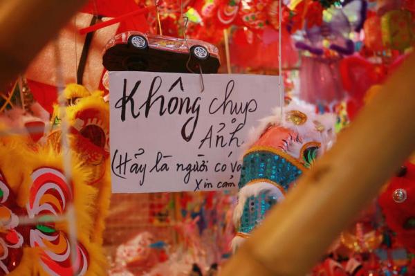 Cộng đồng mạng tranh luận khi tiểu thương phố lồng đèn thu phí khi khách muốn chụp ảnh Cộng đồng mạng tranh luận khi tiểu thương phố lồng đèn thu phí khi khách muốn chụp ảnh