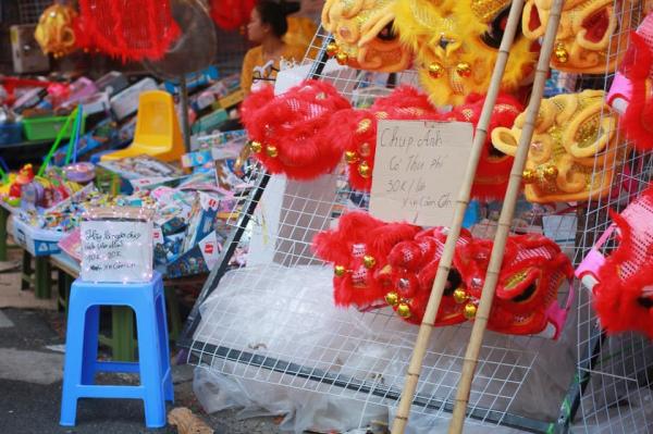 Cộng đồng mạng tranh luận khi tiểu thương phố lồng đèn thu phí khi khách muốn chụp ảnh Cộng đồng mạng tranh luận khi tiểu thương phố lồng đèn thu phí khi khách muốn chụp ảnh