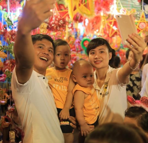 Cộng đồng mạng tranh luận khi tiểu thương phố lồng đèn thu phí khi khách muốn chụp ảnh Cộng đồng mạng tranh luận khi tiểu thương phố lồng đèn thu phí khi khách muốn chụp ảnh