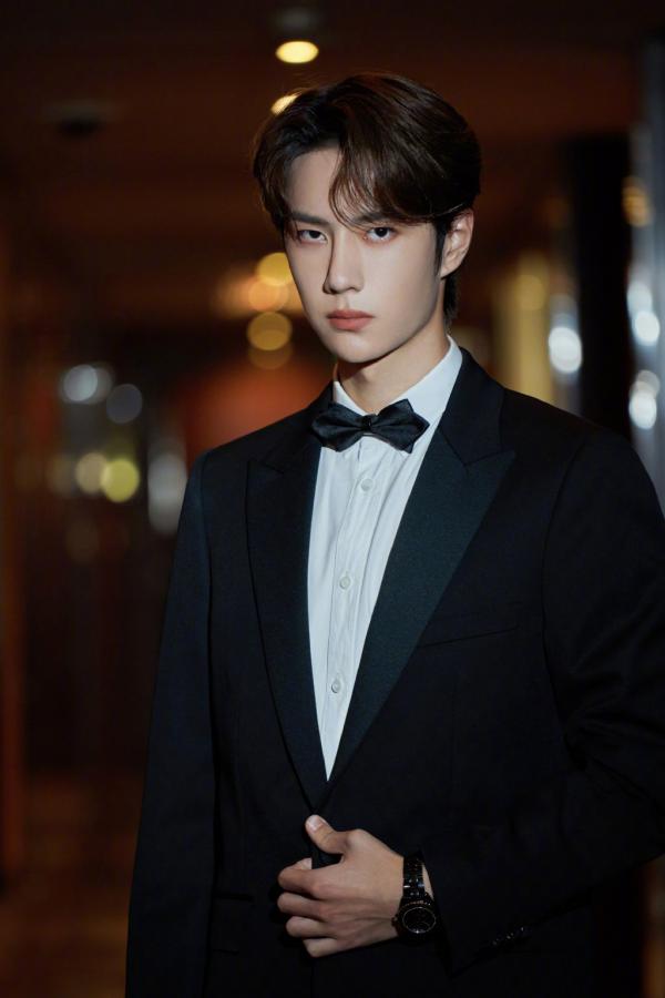 Fan của Vương Nhất Bác tràn vào Weibo đạo diễn Trần Khải Ca yêu cầu giáo dục lại Trần Phi Vũ Fan của Vương Nhất Bác tràn vào Weibo đạo diễn Trần Khải Ca yêu cầu giáo dục lại Trần Phi Vũ