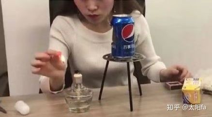 Cô bé 14 tuổi bị thiệt mạng khi cố bắt chước 'thánh nữ văn phòng' làm bắp nổ bằng lon Pepsi Cô bé 14 tuổi bị thiệt mạng khi cố bắt chước 'thánh nữ văn phòng' làm bắp nổ bằng lon Pepsi