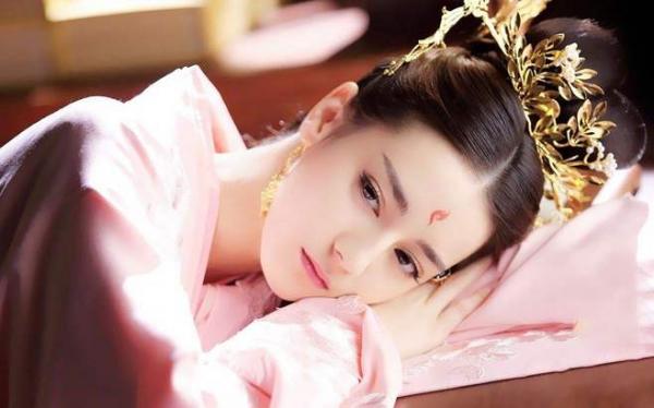 Địch Lệ Nhiệt Ba: 9 năm không mua nhà chỉ ở khách sạn và góc khuất của nữ minh tinh lưu lượng Địch Lệ Nhiệt Ba: 9 năm không mua nhà chỉ ở khách sạn và góc khuất của nữ minh tinh lưu lượng