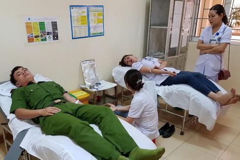 Hiến máu làm tăng cân - Hiểu lầm tai hại khiến nhiều người e ngại khi đi hiến máu Hiến máu làm tăng cân - Hiểu lầm tai hại khiến nhiều người e ngại khi đi hiến máu