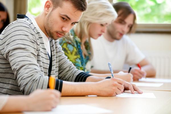 Giáo viên buộc học sinh đội thùng các tông lên đầu để tránh gian lận thi cử Giáo viên buộc học sinh đội thùng các tông lên đầu để tránh gian lận thi cử