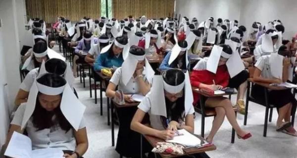 Giáo viên buộc học sinh đội thùng các tông lên đầu để tránh gian lận thi cử Giáo viên buộc học sinh đội thùng các tông lên đầu để tránh gian lận thi cử