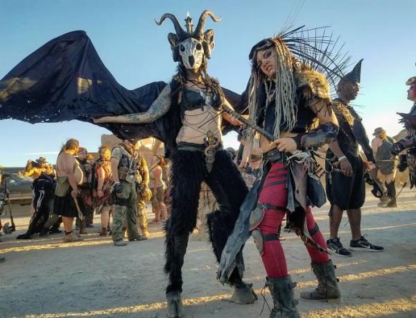 Những đôi giày cosplay được thiết kế giống như... móng guốc của động vật Những đôi giày cosplay được thiết kế giống như... móng guốc của động vật
