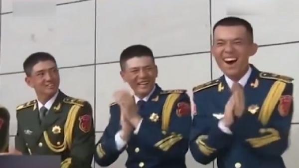 Nữ sĩ quan đẹp nhất Trung Quốc hóa ra đã từng là người mẫu nội y Nữ sĩ quan đẹp nhất Trung Quốc hóa ra đã từng là người mẫu nội y