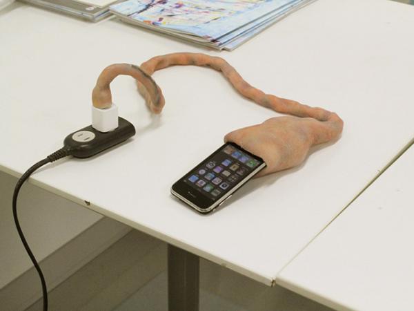 Bộ sạc iPhone mô phỏng... dây rốn, có thể cựa quậy y như sinh vật sống Bộ sạc iPhone mô phỏng... dây rốn, có thể cựa quậy y như sinh vật sống