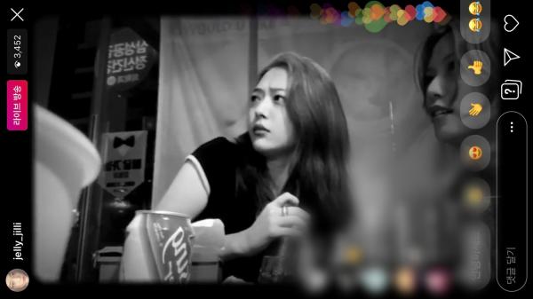 Sulli trốn tránh, ôm mặt hoảng sợ khi bị fan nam quấy rối ngay tại chốn đông người Sulli trốn tránh, ôm mặt hoảng sợ khi bị fan nam quấy rối ngay tại chốn đông người