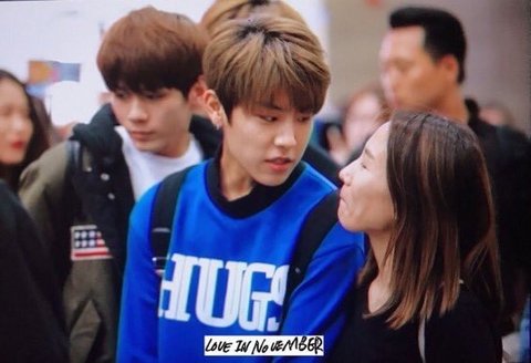 Fan hoảng sợ khi thấy nữ quản lí kiêm sasaeng khét tiếng một thời của Wanna One xuất hiện bên X1 Fan hoảng sợ khi thấy nữ quản lí kiêm sasaeng khét tiếng một thời của Wanna One xuất hiện bên X1