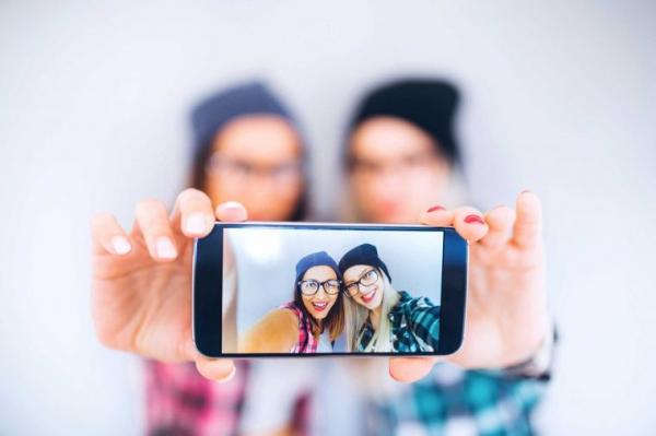 14 sự thật về 'chụp ảnh tự sướng': Tư thế selfie tiết lộ tính cách, có cả những thành phố cuồng selfie 14 sự thật về 'chụp ảnh tự sướng': Tư thế selfie tiết lộ tính cách, có cả những thành phố cuồng selfie