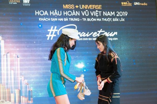 H’Luai H’Wing: Cô gái Ê Đê lột xác khó tin ở Hoa Hậu Hoàn Vũ 2019 và quan hệ ít ai biết với H'Hen Niê H’Luai H’Wing: Cô gái Ê Đê lột xác khó tin ở Hoa Hậu Hoàn Vũ 2019 và quan hệ ít ai biết với H'Hen Niê