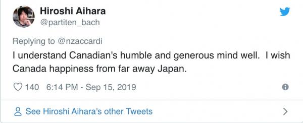 VĐV trượt băng Canada giúp giương cờ cho nhà vô địch Nhật Bản khi thấy lá cờ không nổi bật VĐV trượt băng Canada giúp giương cờ cho nhà vô địch Nhật Bản khi thấy lá cờ không nổi bật
