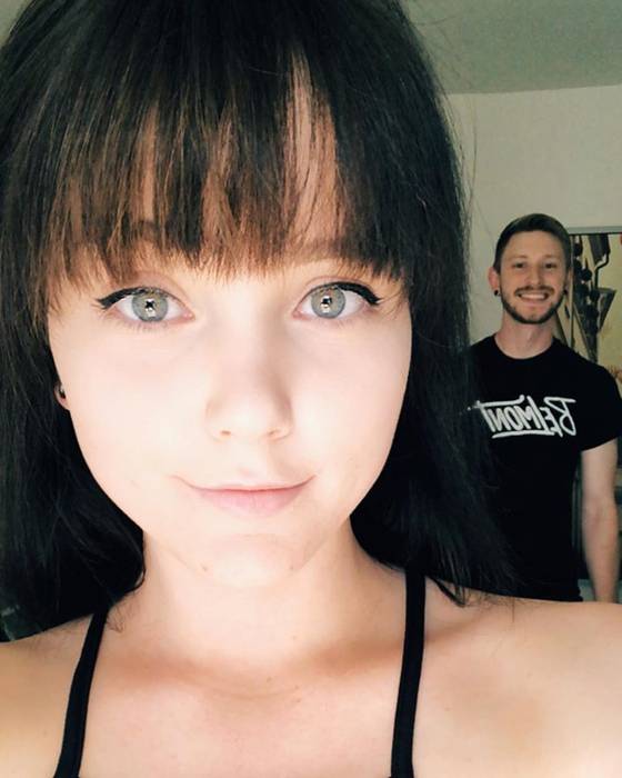 Anh trai lầy lội đưa bạn gái đến trụ sở Tinder để kỉ niệm 2 năm gặp nhau trên app tình yêu này Anh trai lầy lội đưa bạn gái đến trụ sở Tinder để kỉ niệm 2 năm gặp nhau trên app tình yêu này