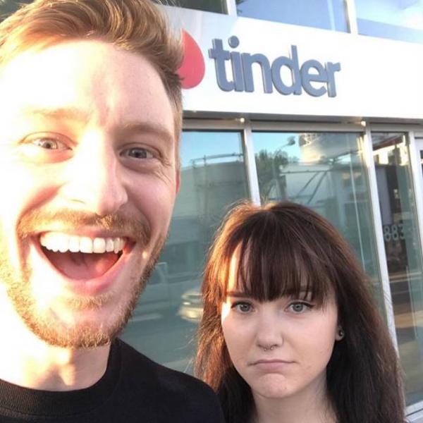 Anh trai lầy lội đưa bạn gái đến trụ sở Tinder để kỉ niệm 2 năm gặp nhau trên app tình yêu này Anh trai lầy lội đưa bạn gái đến trụ sở Tinder để kỉ niệm 2 năm gặp nhau trên app tình yêu này