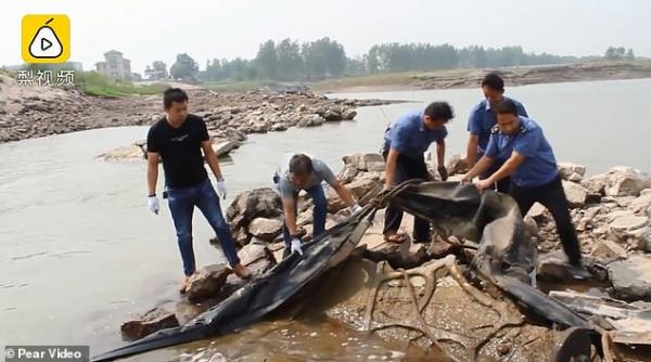 'Quái vật hồ Loch Ness của Trung Quốc' gây xôn xao một vùng hoá ra chỉ là miếng rác cao su khổng lồ 'Quái vật hồ Loch Ness của Trung Quốc' gây xôn xao một vùng hoá ra chỉ là miếng rác cao su khổng lồ