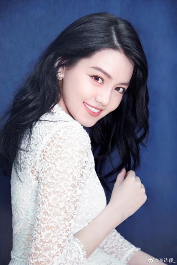 Lý Thi Dĩnh - 'Gà mới' của Angelababy gây sốt vì nhan sắc đẹp thoát tục giống Địch Lệ Nhiệt Ba Lý Thi Dĩnh - 'Gà mới' của Angelababy gây sốt vì nhan sắc đẹp thoát tục giống Địch Lệ Nhiệt Ba