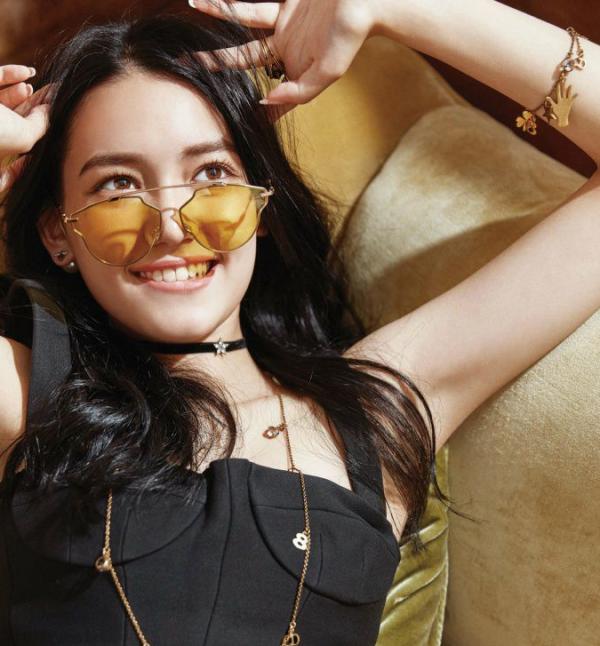 Lý Thi Dĩnh - 'Gà mới' của Angelababy gây sốt vì nhan sắc đẹp thoát tục giống Địch Lệ Nhiệt Ba Lý Thi Dĩnh - 'Gà mới' của Angelababy gây sốt vì nhan sắc đẹp thoát tục giống Địch Lệ Nhiệt Ba