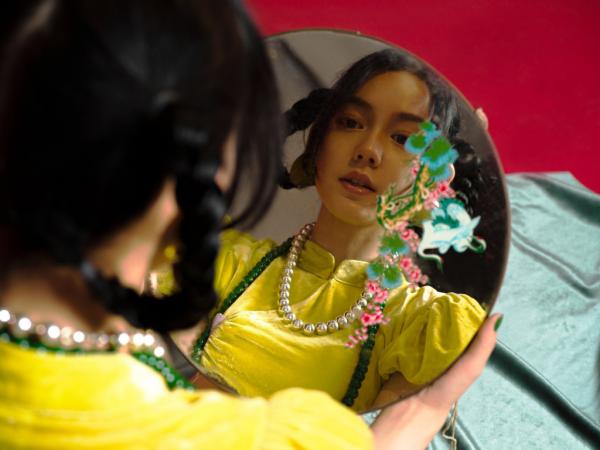 Lý Thi Dĩnh - 'Gà mới' của Angelababy gây sốt vì nhan sắc đẹp thoát tục giống Địch Lệ Nhiệt Ba Lý Thi Dĩnh - 'Gà mới' của Angelababy gây sốt vì nhan sắc đẹp thoát tục giống Địch Lệ Nhiệt Ba