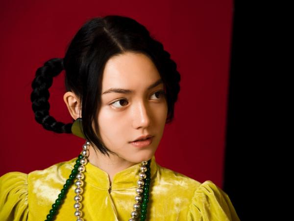 Lý Thi Dĩnh - 'Gà mới' của Angelababy gây sốt vì nhan sắc đẹp thoát tục giống Địch Lệ Nhiệt Ba Lý Thi Dĩnh - 'Gà mới' của Angelababy gây sốt vì nhan sắc đẹp thoát tục giống Địch Lệ Nhiệt Ba
