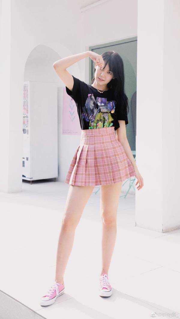 Lý Thi Dĩnh - 'Gà mới' của Angelababy gây sốt vì nhan sắc đẹp thoát tục giống Địch Lệ Nhiệt Ba Lý Thi Dĩnh - 'Gà mới' của Angelababy gây sốt vì nhan sắc đẹp thoát tục giống Địch Lệ Nhiệt Ba