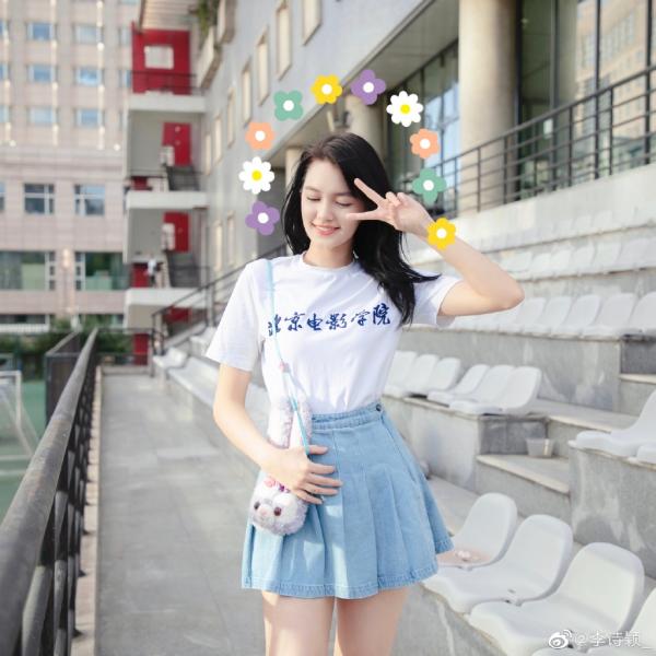 Lý Thi Dĩnh - 'Gà mới' của Angelababy gây sốt vì nhan sắc đẹp thoát tục giống Địch Lệ Nhiệt Ba Lý Thi Dĩnh - 'Gà mới' của Angelababy gây sốt vì nhan sắc đẹp thoát tục giống Địch Lệ Nhiệt Ba