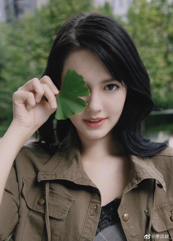 Lý Thi Dĩnh - 'Gà mới' của Angelababy gây sốt vì nhan sắc đẹp thoát tục giống Địch Lệ Nhiệt Ba Lý Thi Dĩnh - 'Gà mới' của Angelababy gây sốt vì nhan sắc đẹp thoát tục giống Địch Lệ Nhiệt Ba