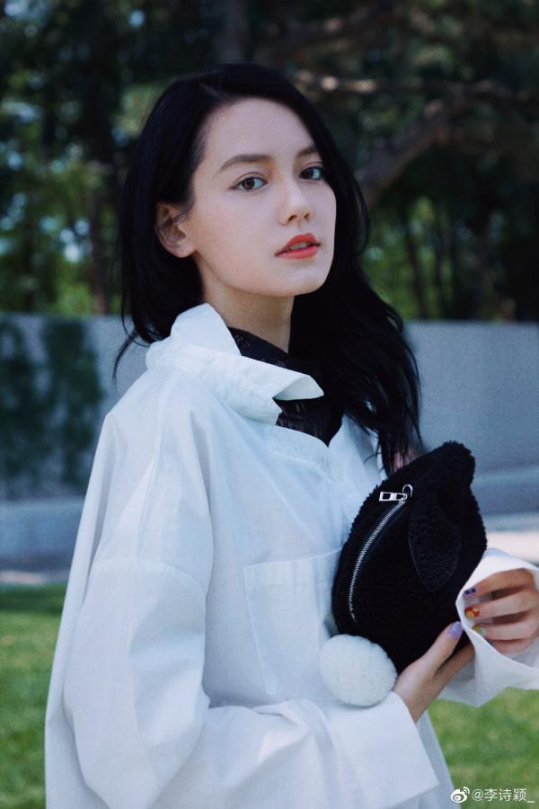 Lý Thi Dĩnh - 'Gà mới' của Angelababy gây sốt vì nhan sắc đẹp thoát tục giống Địch Lệ Nhiệt Ba Lý Thi Dĩnh - 'Gà mới' của Angelababy gây sốt vì nhan sắc đẹp thoát tục giống Địch Lệ Nhiệt Ba