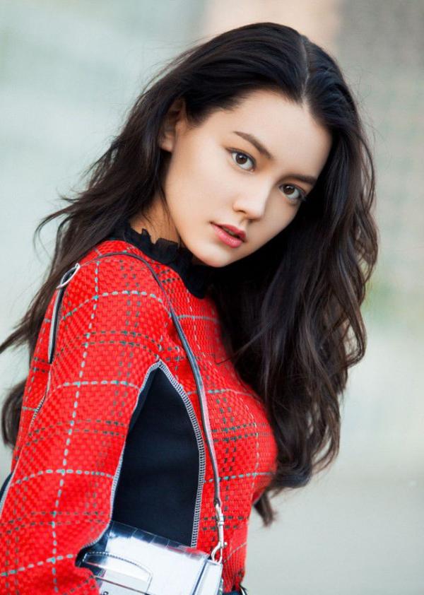 Lý Thi Dĩnh - 'Gà mới' của Angelababy gây sốt vì nhan sắc đẹp thoát tục giống Địch Lệ Nhiệt Ba Lý Thi Dĩnh - 'Gà mới' của Angelababy gây sốt vì nhan sắc đẹp thoát tục giống Địch Lệ Nhiệt Ba