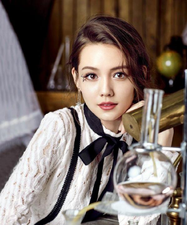 Lý Thi Dĩnh - 'Gà mới' của Angelababy gây sốt vì nhan sắc đẹp thoát tục giống Địch Lệ Nhiệt Ba Lý Thi Dĩnh - 'Gà mới' của Angelababy gây sốt vì nhan sắc đẹp thoát tục giống Địch Lệ Nhiệt Ba