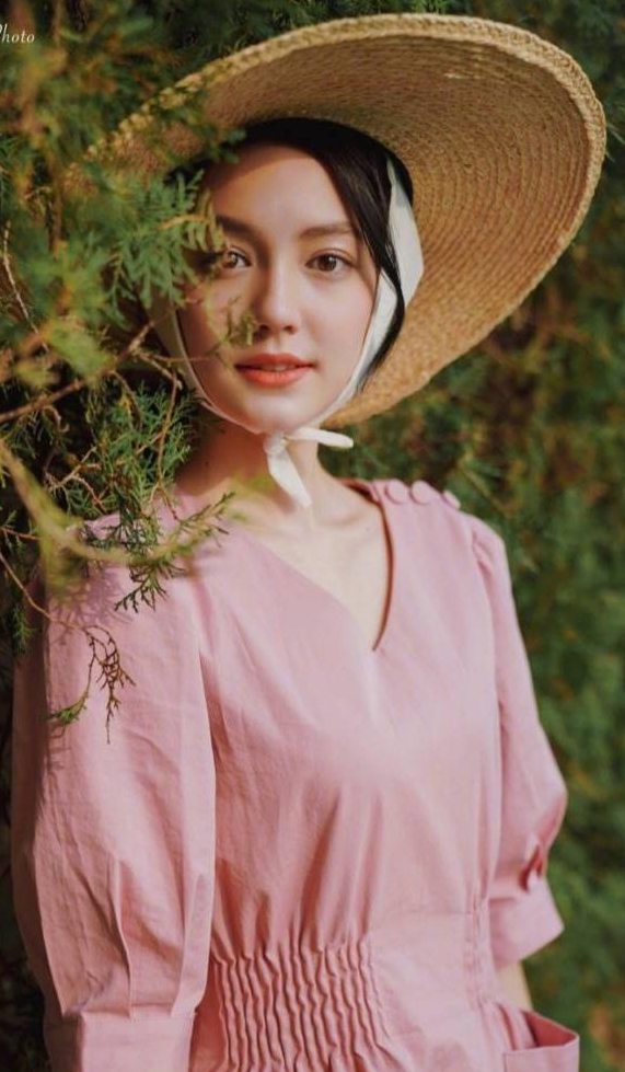 Lý Thi Dĩnh - 'Gà mới' của Angelababy gây sốt vì nhan sắc đẹp thoát tục giống Địch Lệ Nhiệt Ba Lý Thi Dĩnh - 'Gà mới' của Angelababy gây sốt vì nhan sắc đẹp thoát tục giống Địch Lệ Nhiệt Ba