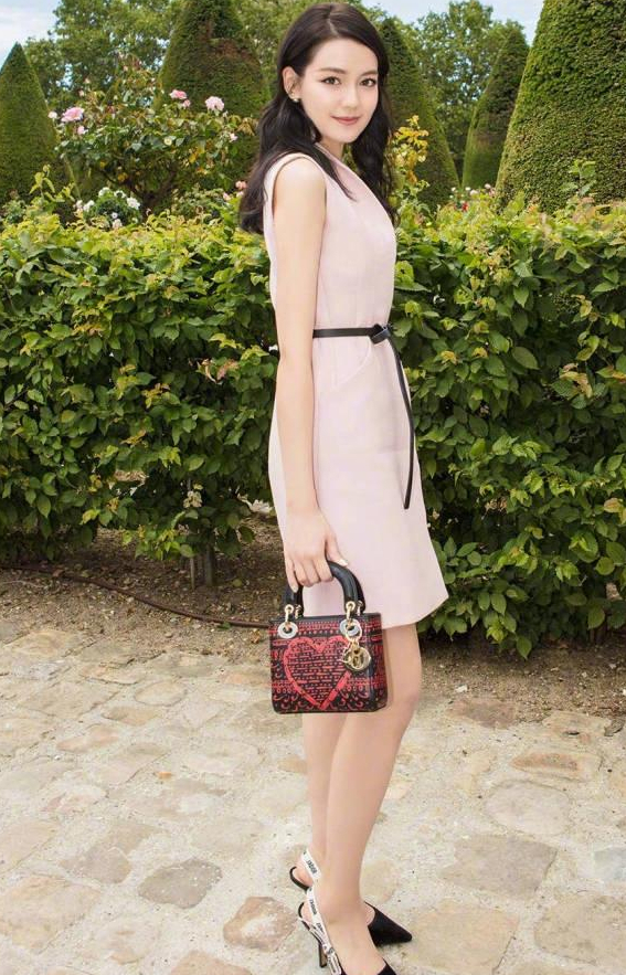 Lý Thi Dĩnh - 'Gà mới' của Angelababy gây sốt vì nhan sắc đẹp thoát tục giống Địch Lệ Nhiệt Ba Lý Thi Dĩnh - 'Gà mới' của Angelababy gây sốt vì nhan sắc đẹp thoát tục giống Địch Lệ Nhiệt Ba