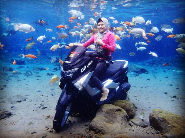 Vũng ao làng kỳ lạ ở Indonesia trở thành địa điểm nổi tiếng để chụp ảnh dưới nước Vũng ao làng kỳ lạ ở Indonesia trở thành địa điểm nổi tiếng để chụp ảnh dưới nước