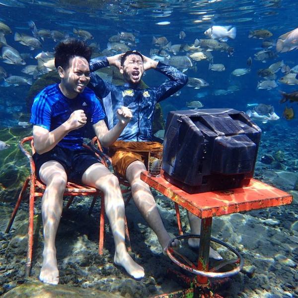 Vũng ao làng kỳ lạ ở Indonesia trở thành địa điểm nổi tiếng để chụp ảnh dưới nước Vũng ao làng kỳ lạ ở Indonesia trở thành địa điểm nổi tiếng để chụp ảnh dưới nước