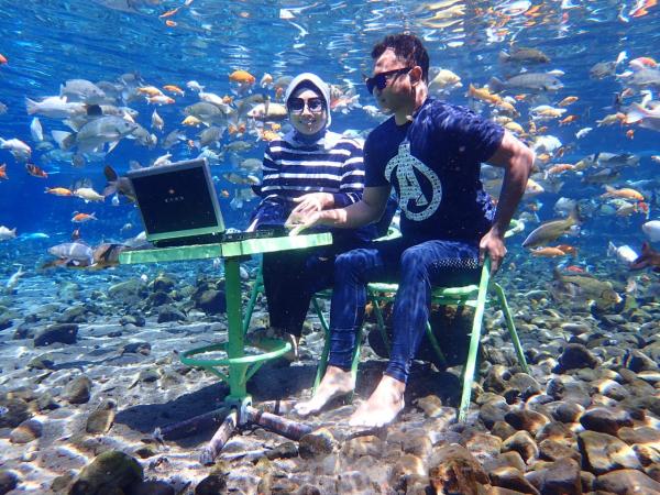 Vũng ao làng kỳ lạ ở Indonesia trở thành địa điểm nổi tiếng để chụp ảnh dưới nước Vũng ao làng kỳ lạ ở Indonesia trở thành địa điểm nổi tiếng để chụp ảnh dưới nước