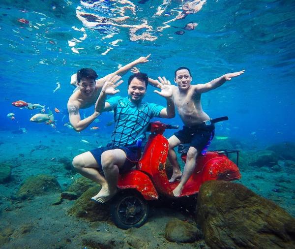 Vũng ao làng kỳ lạ ở Indonesia trở thành địa điểm nổi tiếng để chụp ảnh dưới nước Vũng ao làng kỳ lạ ở Indonesia trở thành địa điểm nổi tiếng để chụp ảnh dưới nước