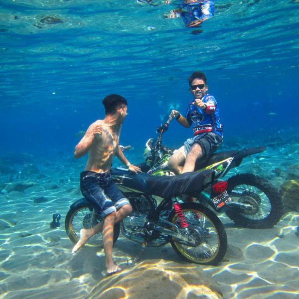 Vũng ao làng kỳ lạ ở Indonesia trở thành địa điểm nổi tiếng để chụp ảnh dưới nước Vũng ao làng kỳ lạ ở Indonesia trở thành địa điểm nổi tiếng để chụp ảnh dưới nước