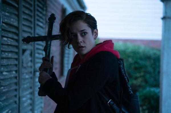 Đáng sợ hơn cả phù thuỷ 'Marianne' (Netflix) chính là nhân vật bà già này Đáng sợ hơn cả phù thuỷ 'Marianne' (Netflix) chính là nhân vật bà già này